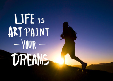 慢跑在山的男人圖片