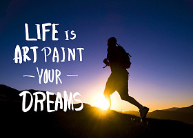 慢跑在山的男人图片