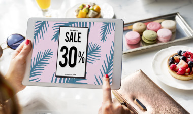 手里拿著平板電腦與文本圖片