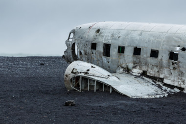 在海灘的失事的 Dc-3 飛機