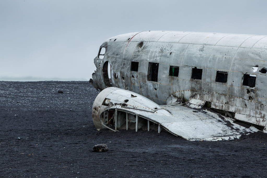 在海滩的失事的 Dc-3 飞机 在海滩的失事的 Dc-3 飞机