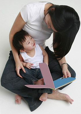 女人和孩子阅读