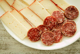 奶酪托盘党和香肠