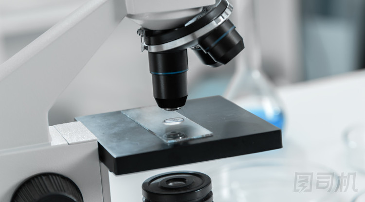 在實驗室中的實驗室顯微鏡 lens.modern 顯微鏡