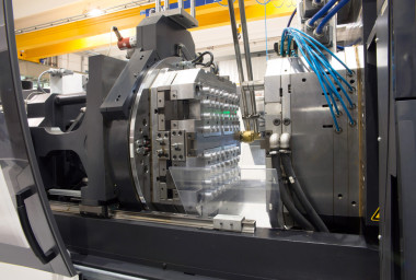 注塑機(jī)在一家大工廠圖片