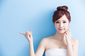 美丽女人显示的东西图片
