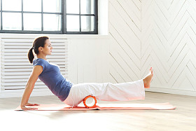 女人把锻炼身体与泡沫辊