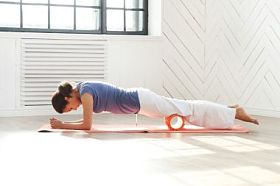 女人把锻炼身体与泡沫辊