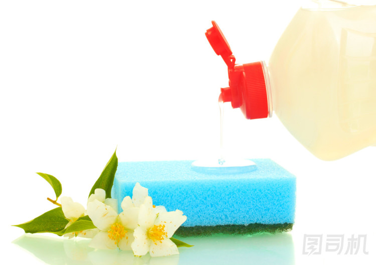 明亮海綿和洗碗液隔離白花