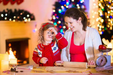 母親和孩子烘烤圣誕小甜