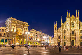 在夏天的夜晚，意大利热那亚照片
