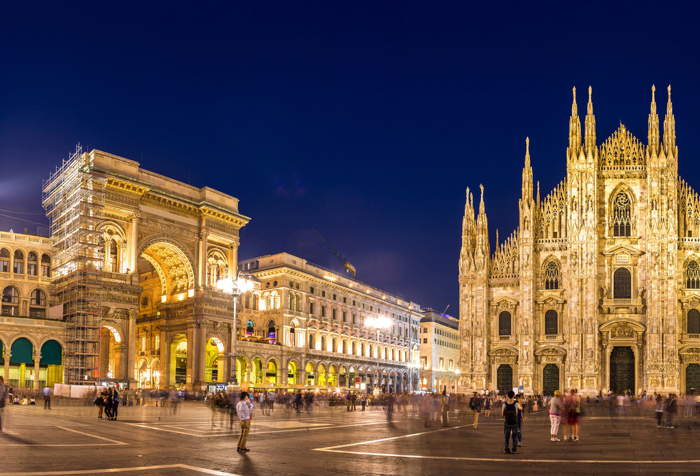 在夏天的夜晚，意大利热那亚照片