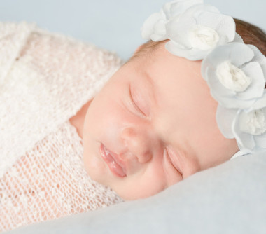 可愛(ài)的睡眠新生兒女孩