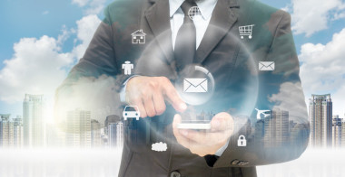 使用智能手機的商人圖片