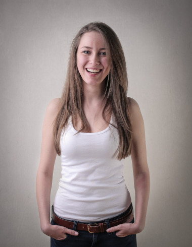 微笑在白色 t 恤的女人圖片