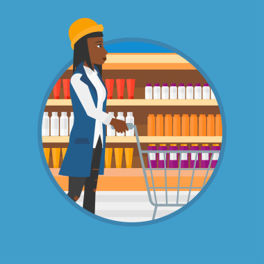 超市購物推車的顧客