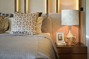 豪華臥室與白色燈帶相框木制的桌子上