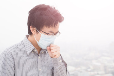 亚洲人戴着面具