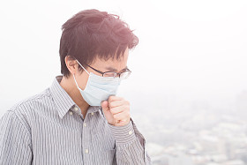 亚洲人戴着面具