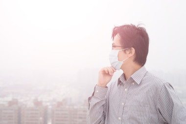 亚洲人戴着面具.图片