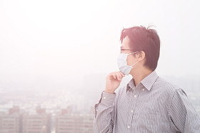 亚洲人戴着面具.图片