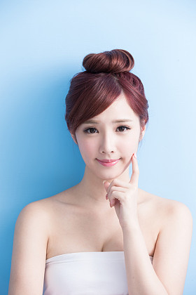 美丽的女人笑着图片