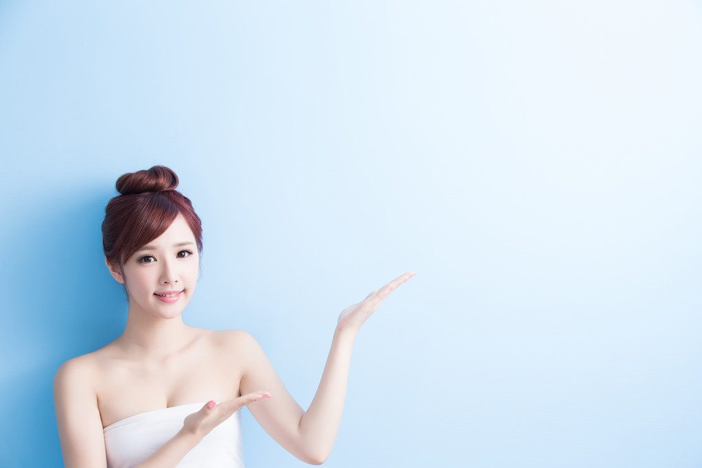  显示的东西的女人