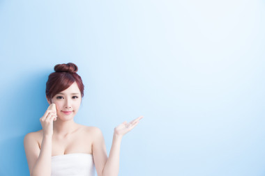  显示的东西的女人图片