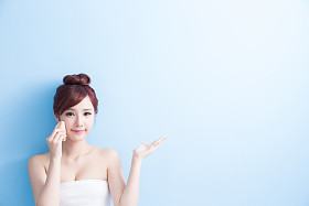  显示的东西的女人图片