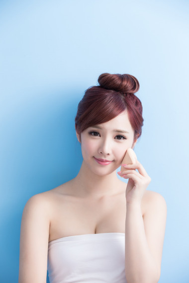  申请化妆的女人 