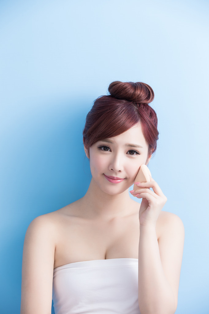 申请化妆的女人   申请化妆的女人