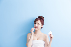  申请化妆的女人图片