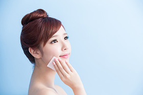  申请化妆的女人照片