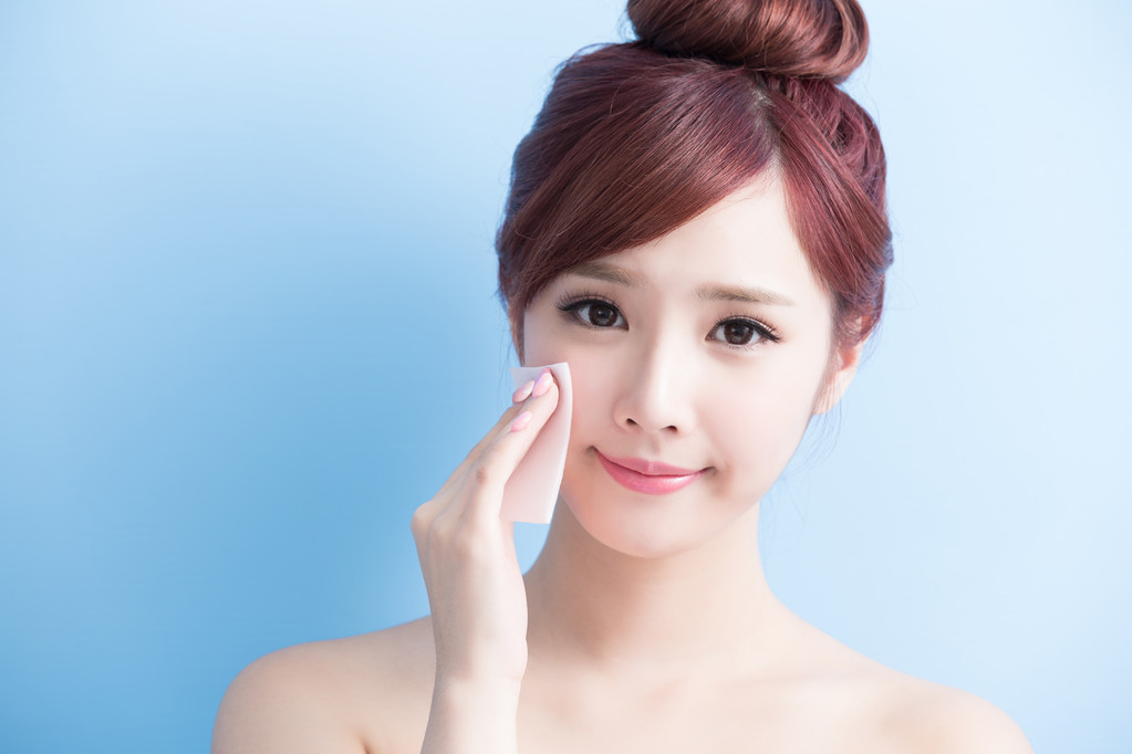  申请化妆的女人图片