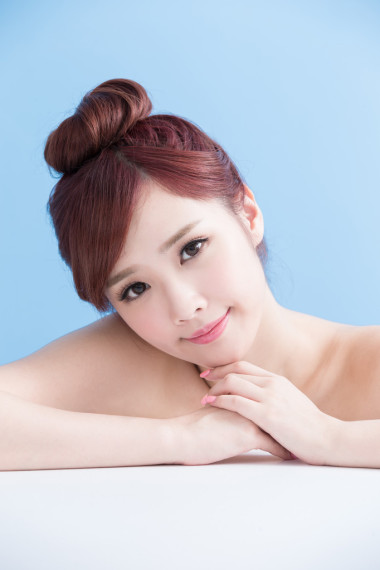 享受 spa 有魅力的女人