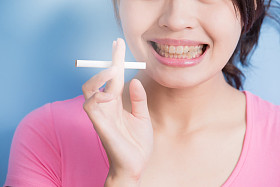 女人控股香烟