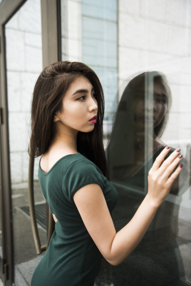 年輕的亞洲女孩是著穿上衣服照片