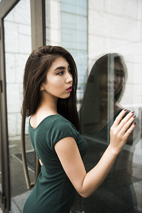 年轻的亚洲女孩是着穿上衣服照片