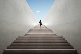 野心概念与商人爬楼梯