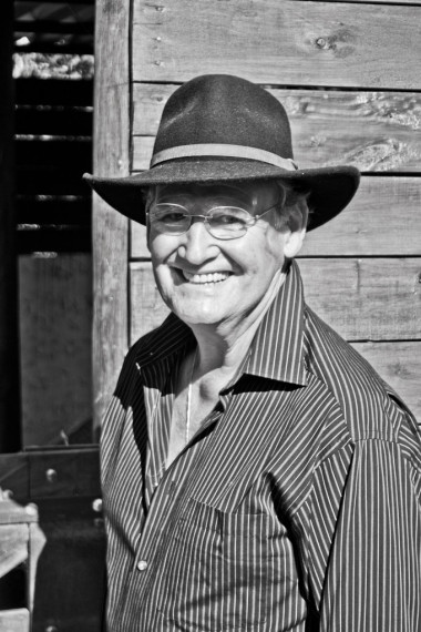 高級(jí)男模特微笑 (黑色和白色)