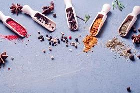 香料在木制的勺子.图片