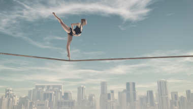 體育培訓在一根繩子上的女人