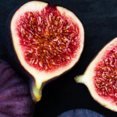 黑色背景上的新鮮無(wú)花果