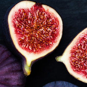 黑色背景上的新鲜无花果