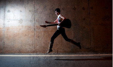 抱著吉他的黑暗 grunge 風(fēng)格亞洲搖滾明星