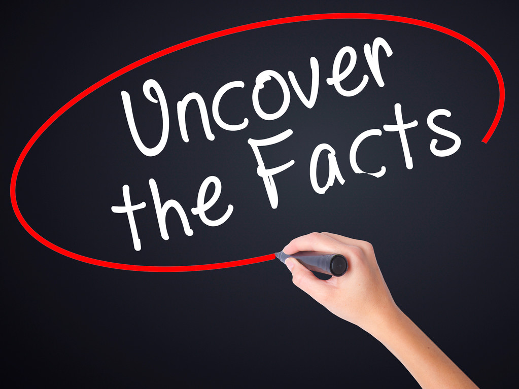 女人手写作揭开事实用记号笔在侧透明 女人手写作揭开事实用记号笔在侧透明