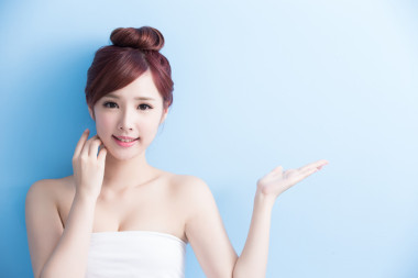 美丽女人显示的东西图片