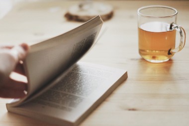 一本書(shū)和一杯茶圖片