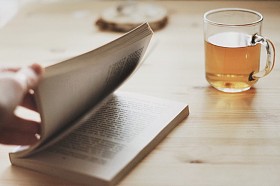 一本书和一杯茶图片