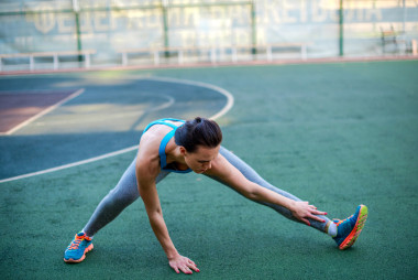 在锻炼前伸展身体的女人